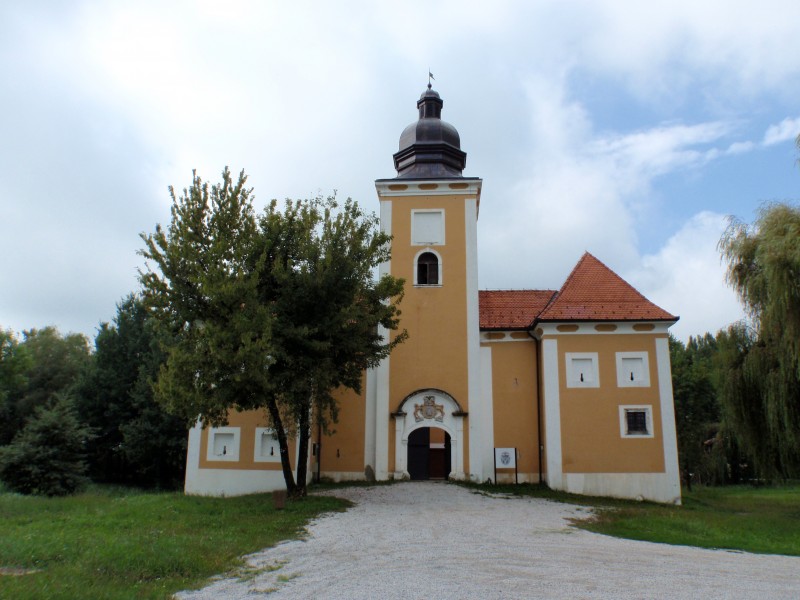 STARI GRAD LUKAVEC - LUKOVICA NAD ULAZNIM RIZALITOM